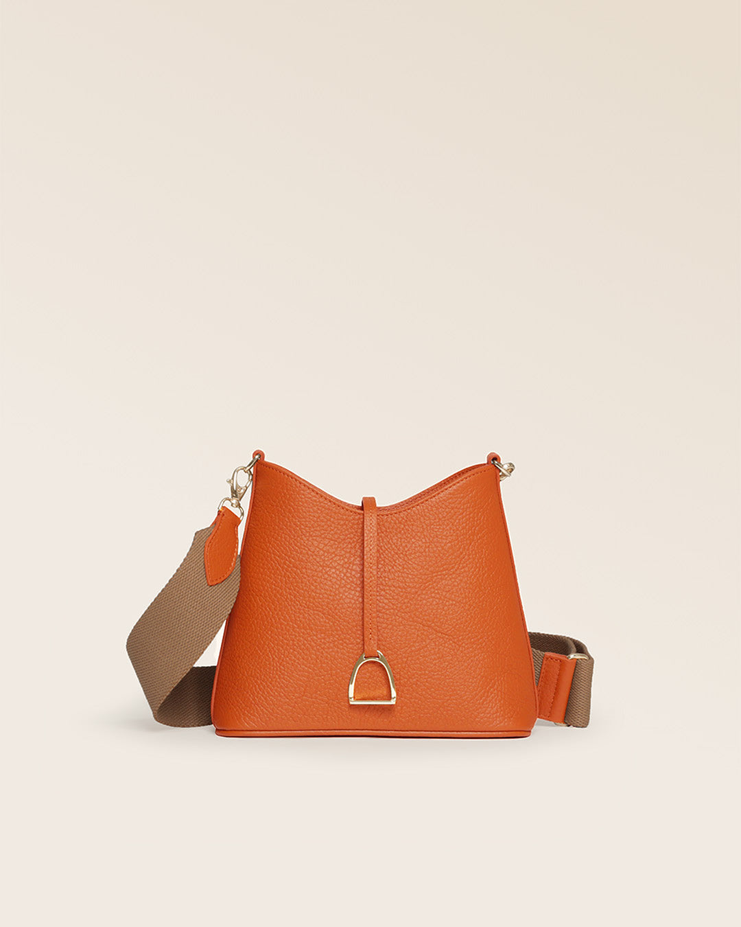 Notre sac Cob Renouard dans sa version Mini modèle, cuir façon vigogne orange et bandoulière coton ; vu de face en studio.
