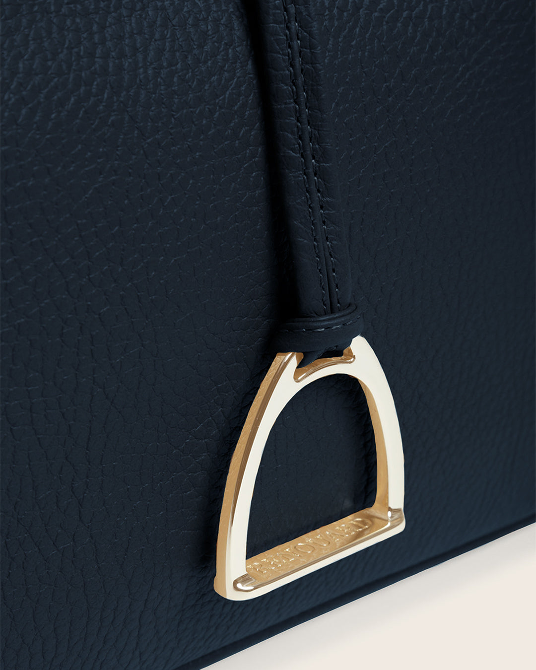 Notre sac Petit Cob Renouard en cuir façon vigogne bleu marine, accessoires dorés et bandoulière cuir ; vu de près en studio. #bandoulière_cuir