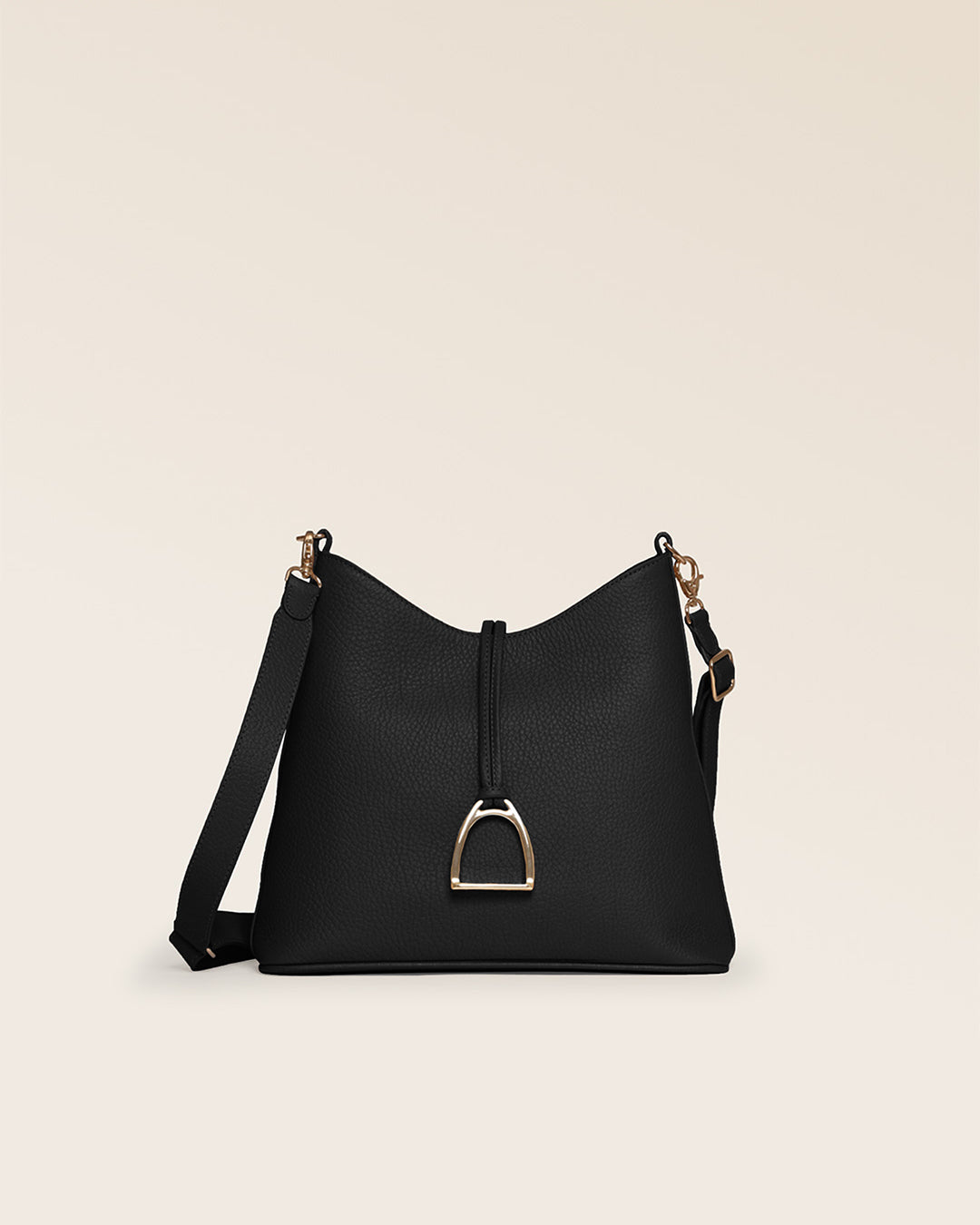 Notre sac Cob Renouard dans sa version Petit modèle, en cuir façon vigogne noir, accessoires dorés et bandoulière cuir ; vu de face en studio.