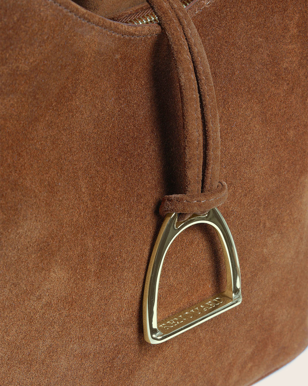 Notre sac Cob Renouard dans sa version petit modèle, cuir veau velours noisette et bandoulière coton camel ; vu de près en studio.