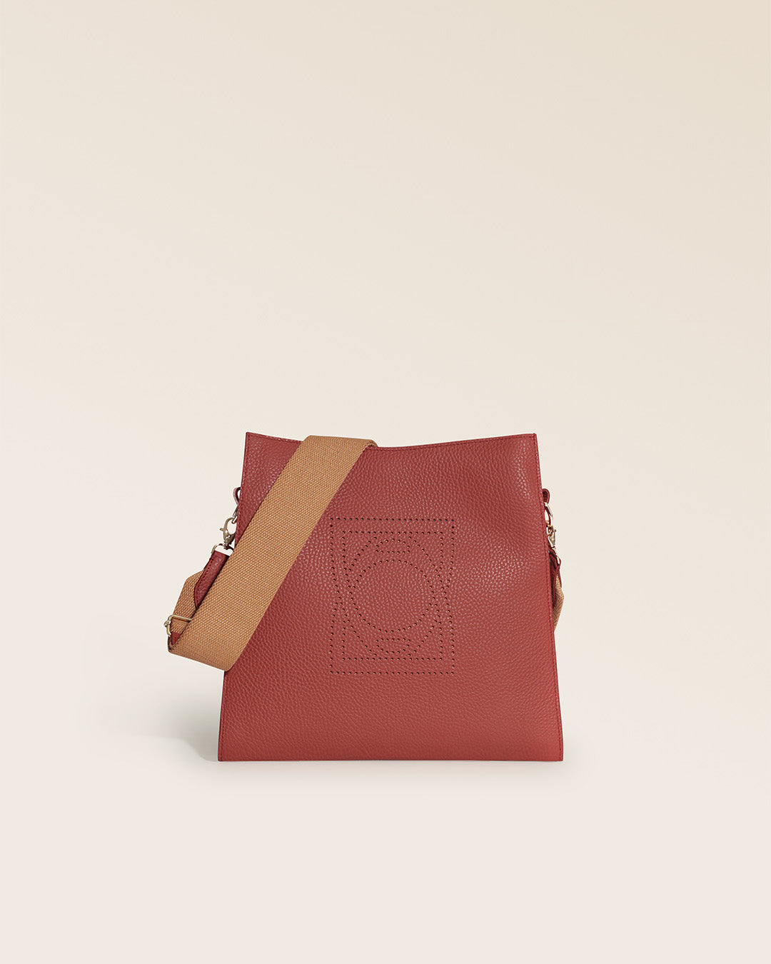 Notre sac Étrivière Renouard en cuir façon vigogne terracotta et bandoulière coton camel, vu de face en studio.