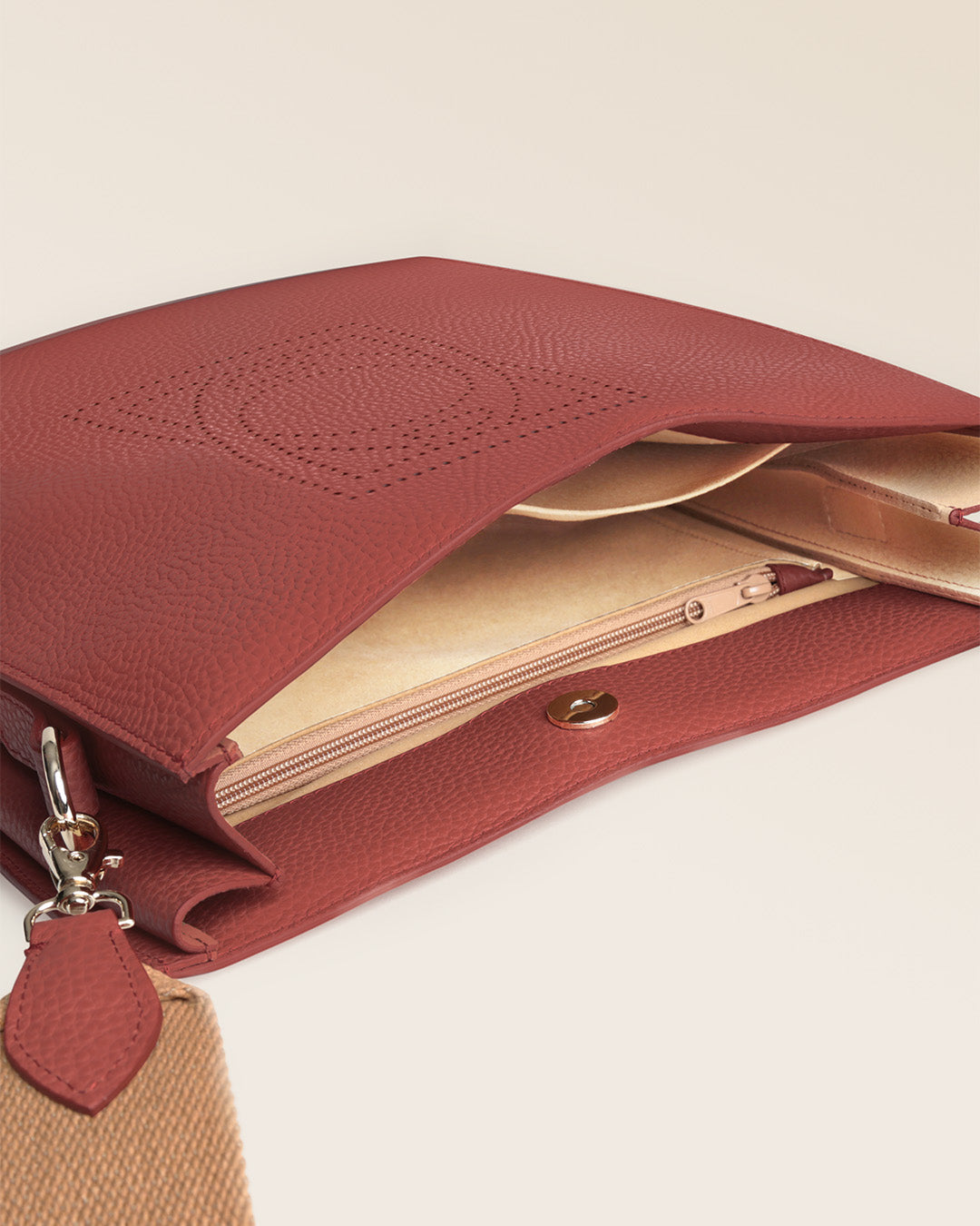 Notre sac Étrivière Renouard en cuir façon vigogne terracotta et bandoulière coton camel, vu ouvert en studio.