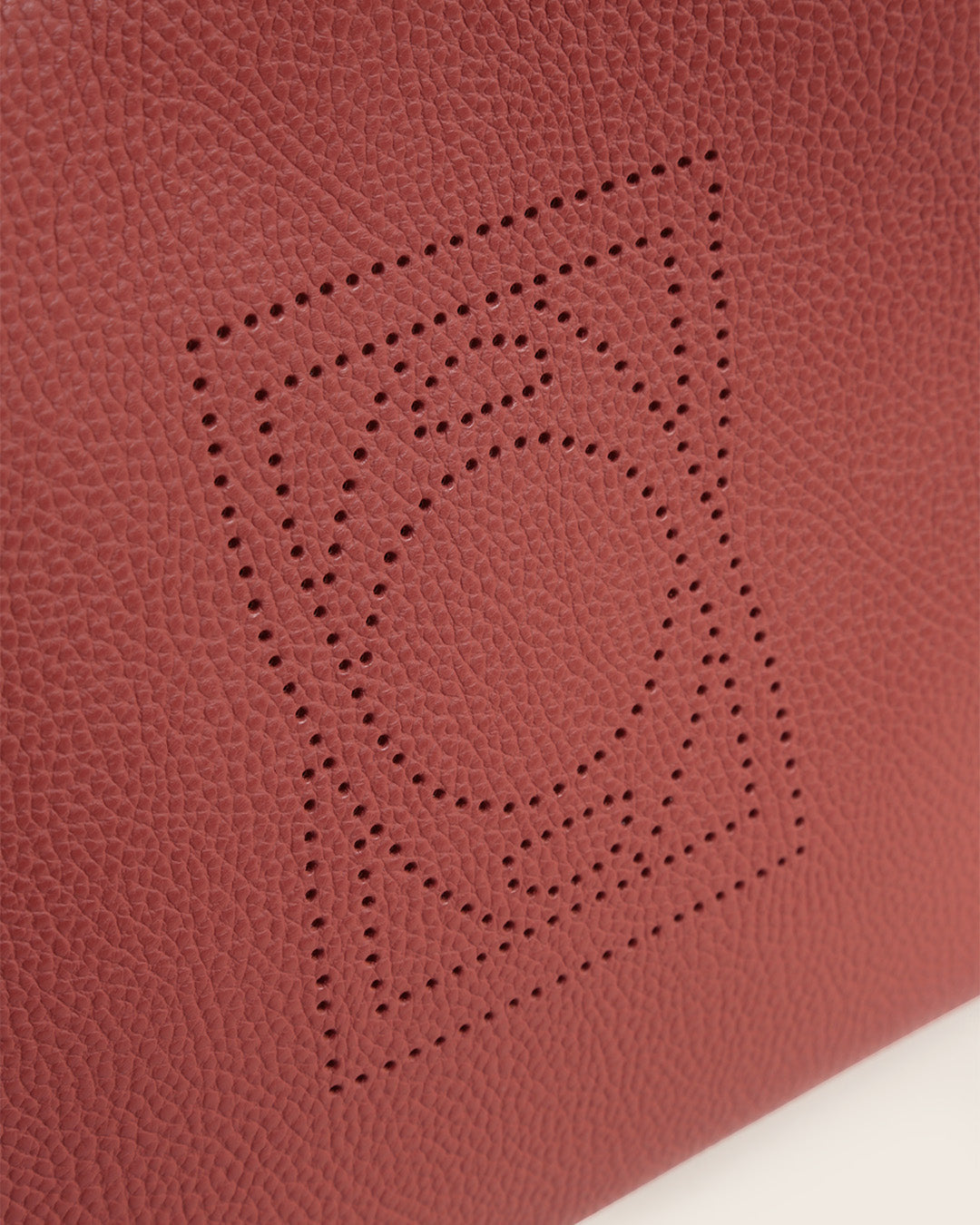 Notre sac Étrivière Renouard en cuir façon vigogne terracotta et bandoulière coton camel, vu en détail en studio.