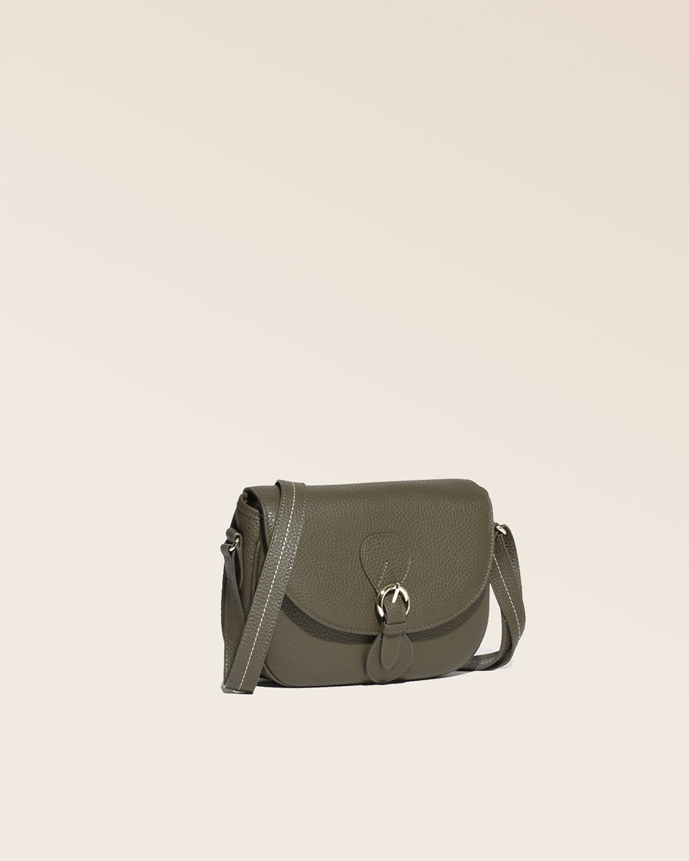 Notre sac gibecière Léa en cuir façon vigogne kaki vu de quart en studio.