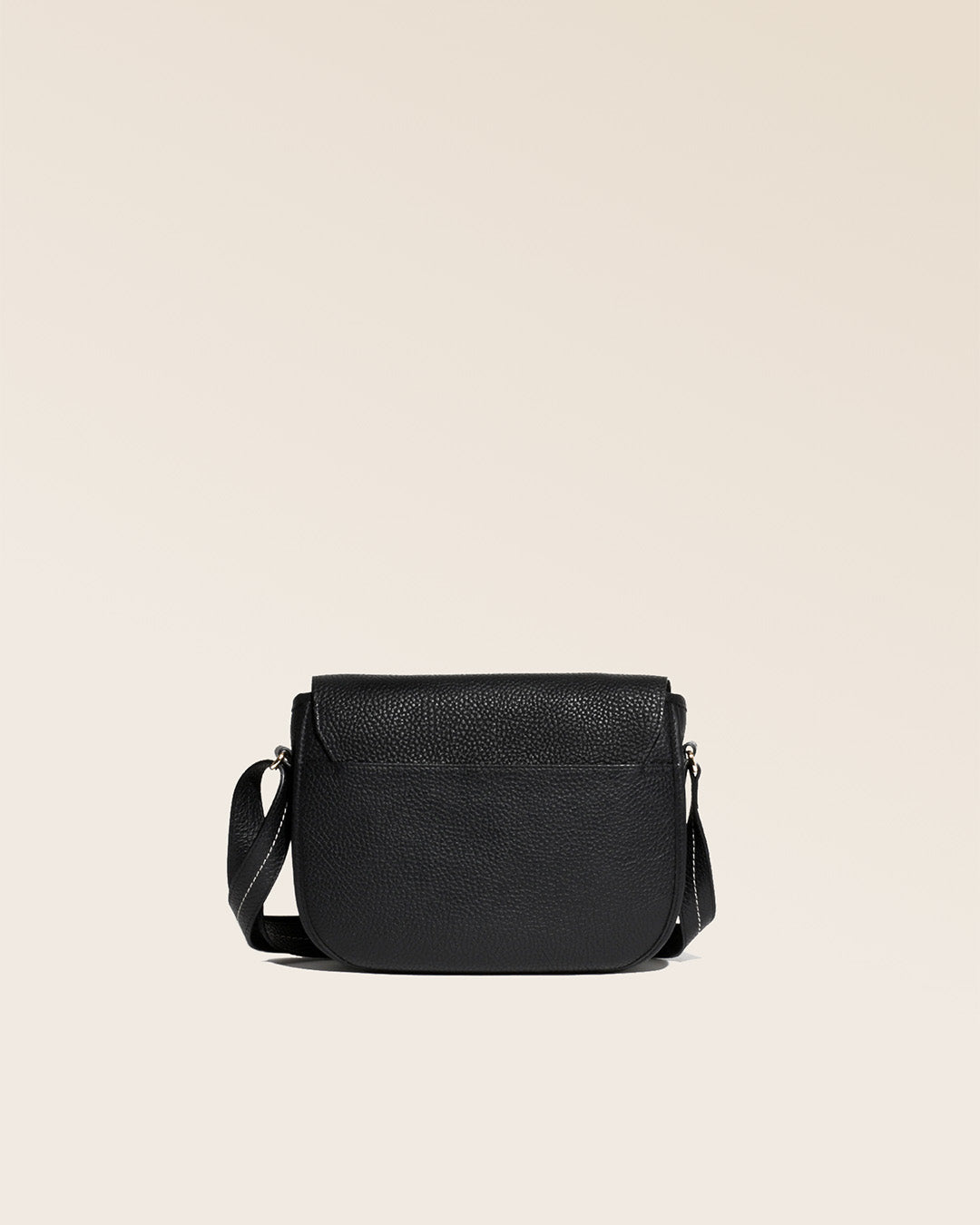 Notre sac gibecière Léa en cuir façon vigogne noir vu de dos en studio.