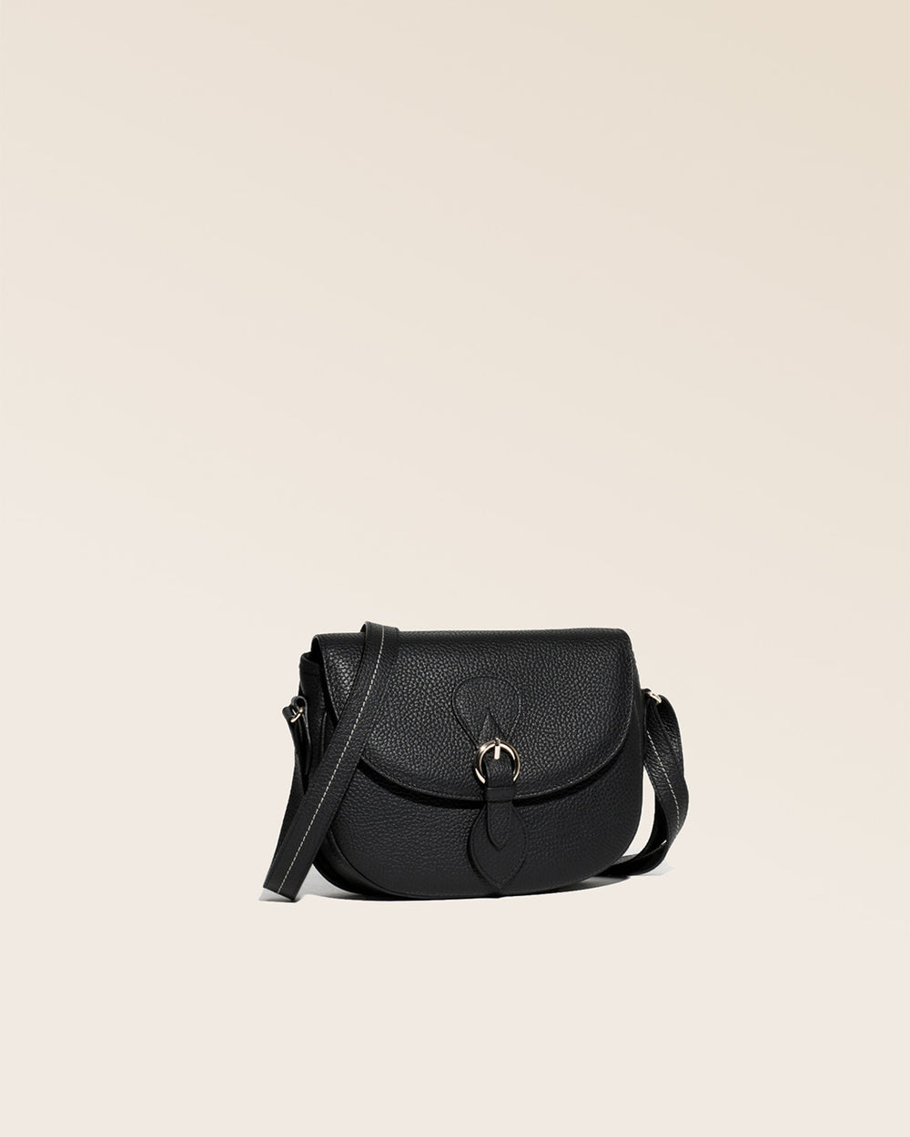 Notre sac gibecière Léa en cuir façon vigogne noir vu de quart en studio.