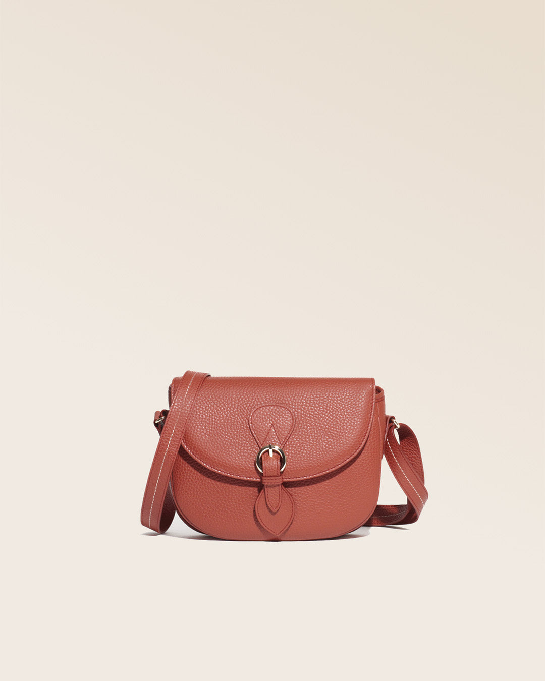 Notre sac gibecière Léa en cuir façon vigogne terracotta vu de face en studio.