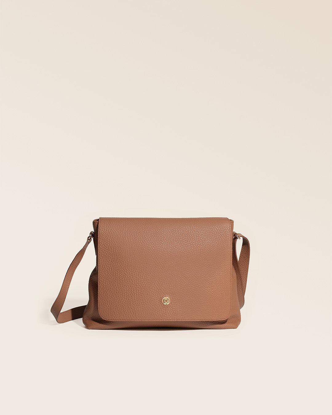 Notre sac Gwenn en cuir façon vigogne fauve vu de face en studio.