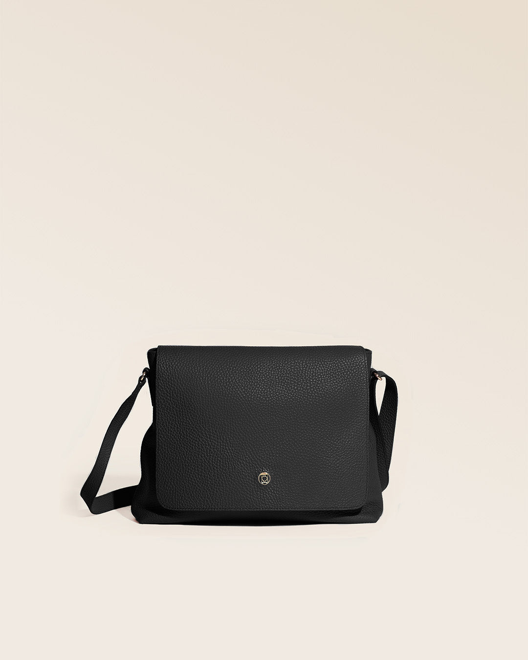 Notre sac Gwenn en cuir façon vigogne noir vu de face en studio.