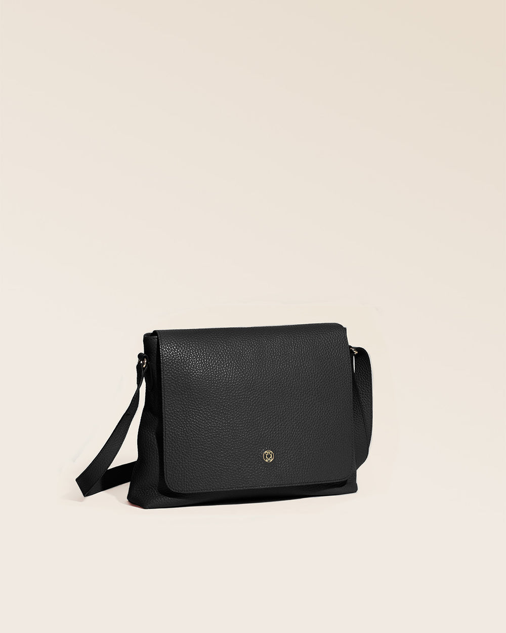 Notre sac Gwenn en cuir façon vigogne noir vu de quart en studio.