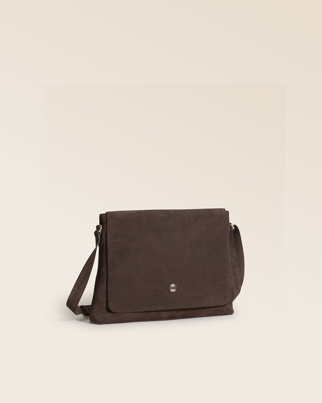 Notre sac Gwenn Renouard en cuir veau velours espresso, vu de quart en studio.