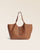 Notre sac Hunter Renouard en cuir vintage camel, vu de face en studio. 