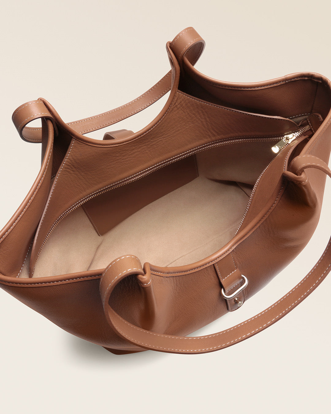 Notre sac Hunter Renouard en cuir vintage camel, vu de l'intérieur en studio. 