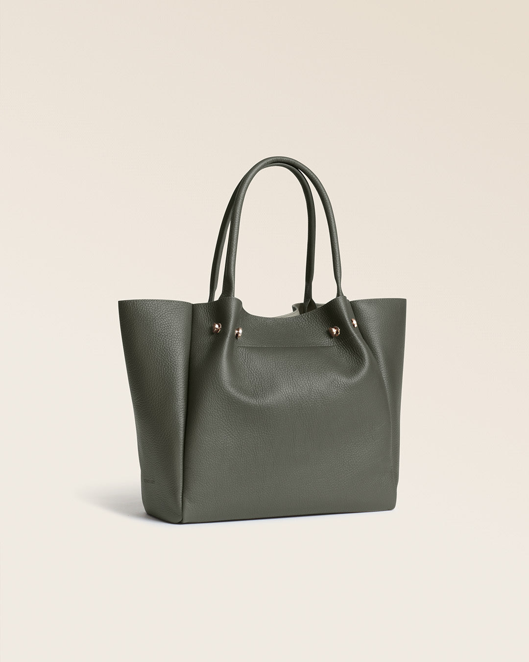 Notre sac Josepha Renouard en cuir façon vigogne kaki, vu de quart en studio.