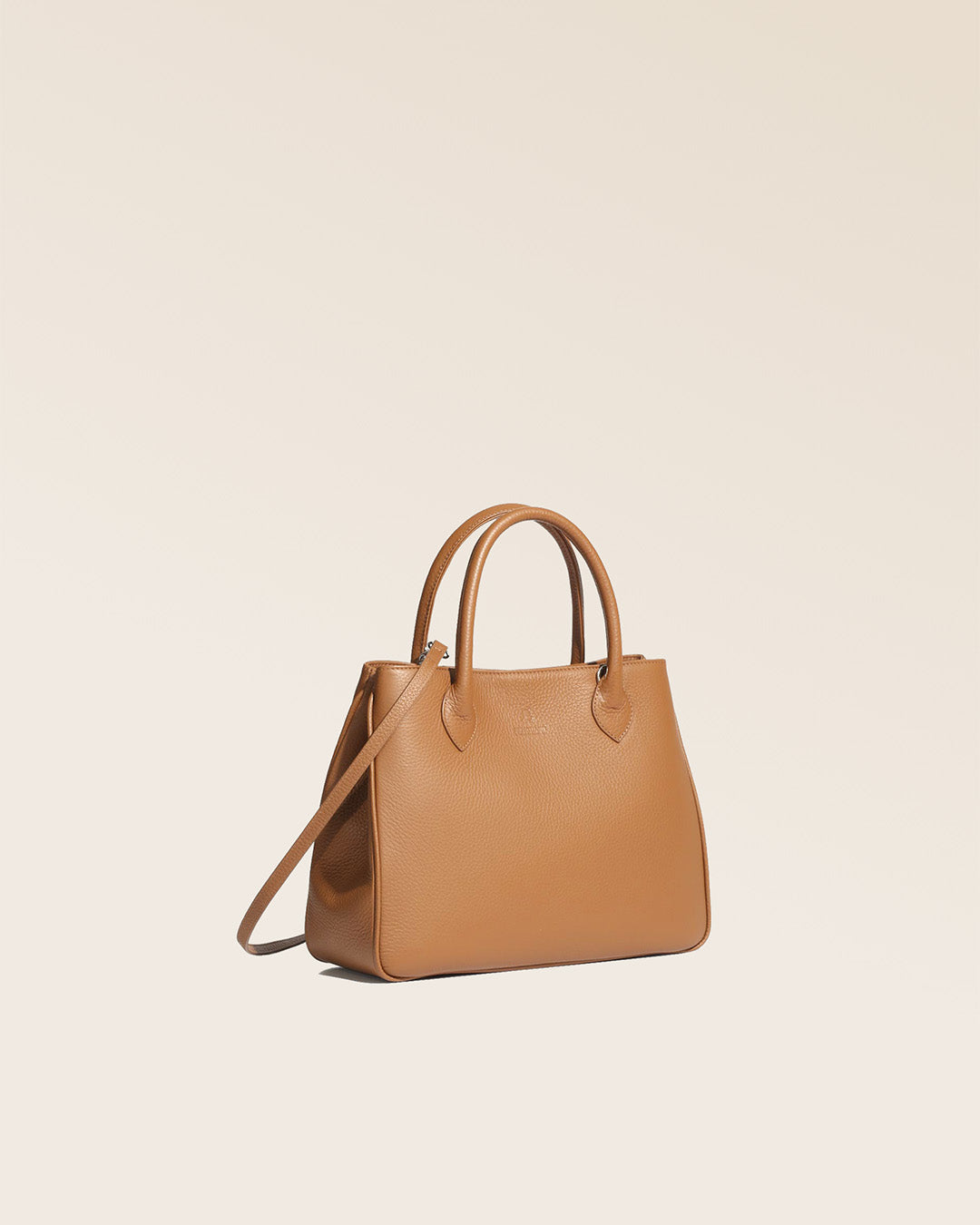 Notre sac Ker Balmoral en cuir façon vigogne fauve vu de quart en studio.