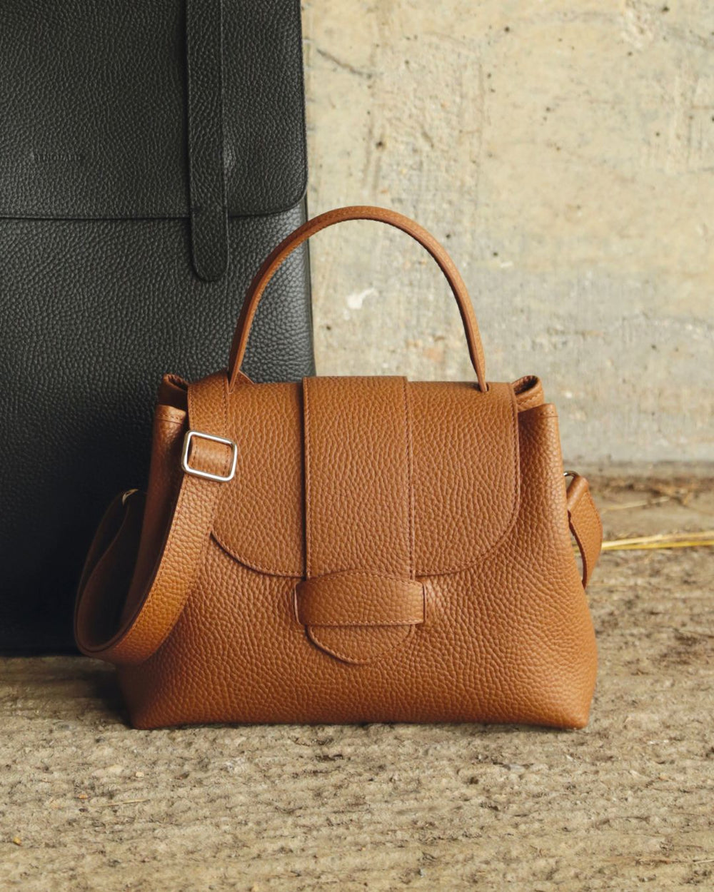 Notre sac Kimono en cuir façon vigogne fauve vu de face, en ambiance.