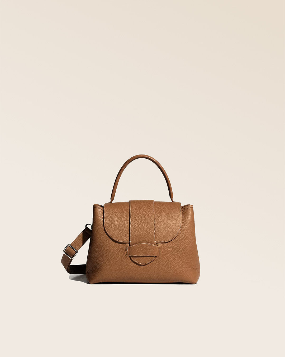Notre sac Kimono en cuir façon vigogne fauve vu de face.