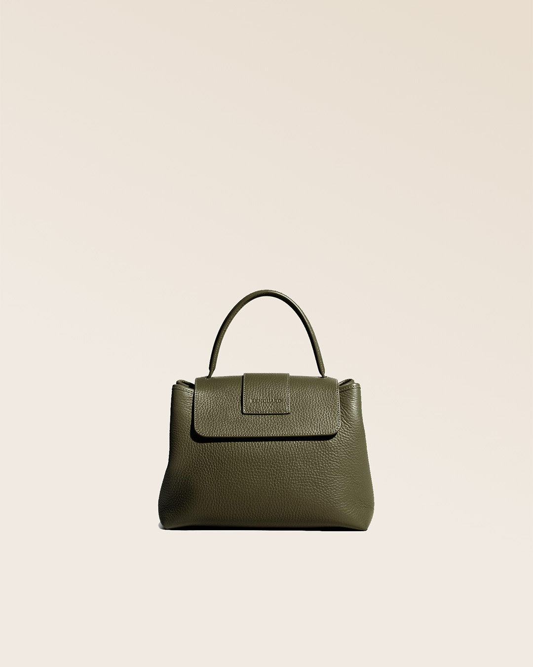 Notre sac Kimono en cuir façon vigogne kaki vu de dos.