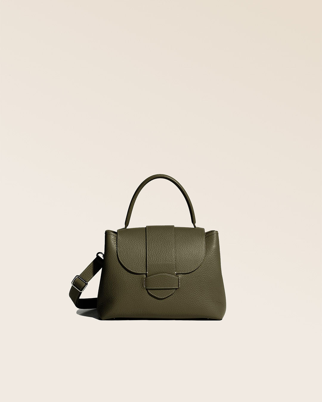 Notre sac Kimono en cuir façon vigogne kaki vu de face.