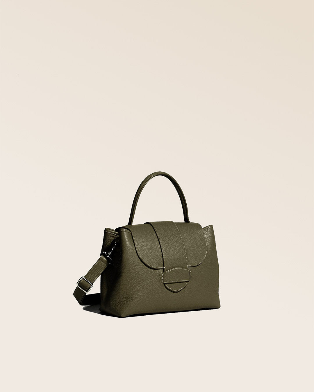 Notre sac Kimono en cuir façon vigogne kaki vu de quart.