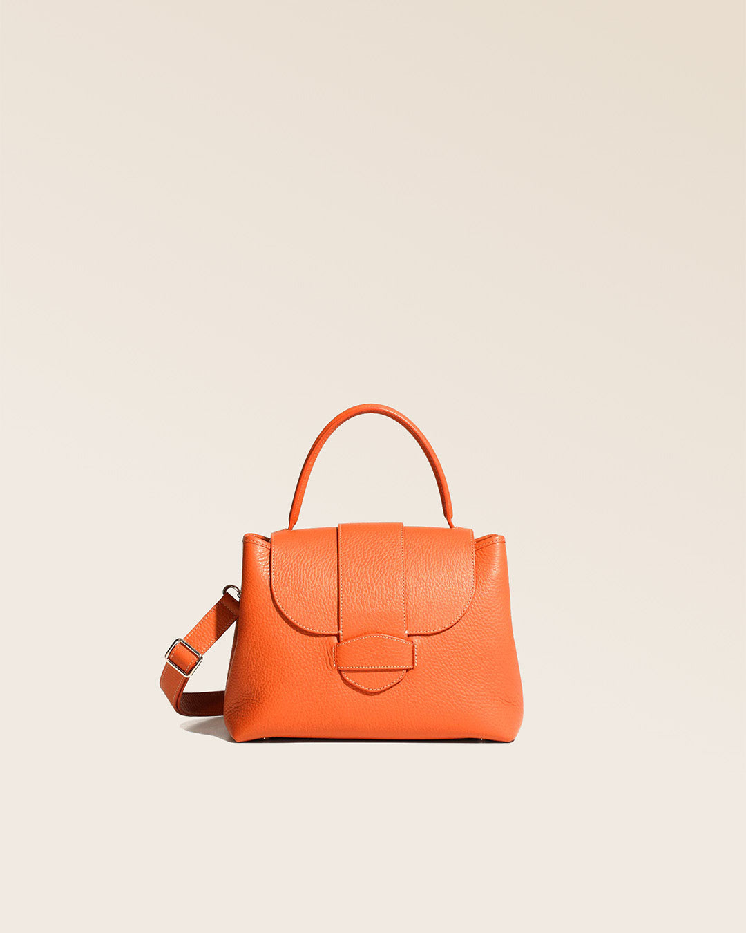 Notre sac Kimono en cuir façon vigogne orange vu de face en studio.