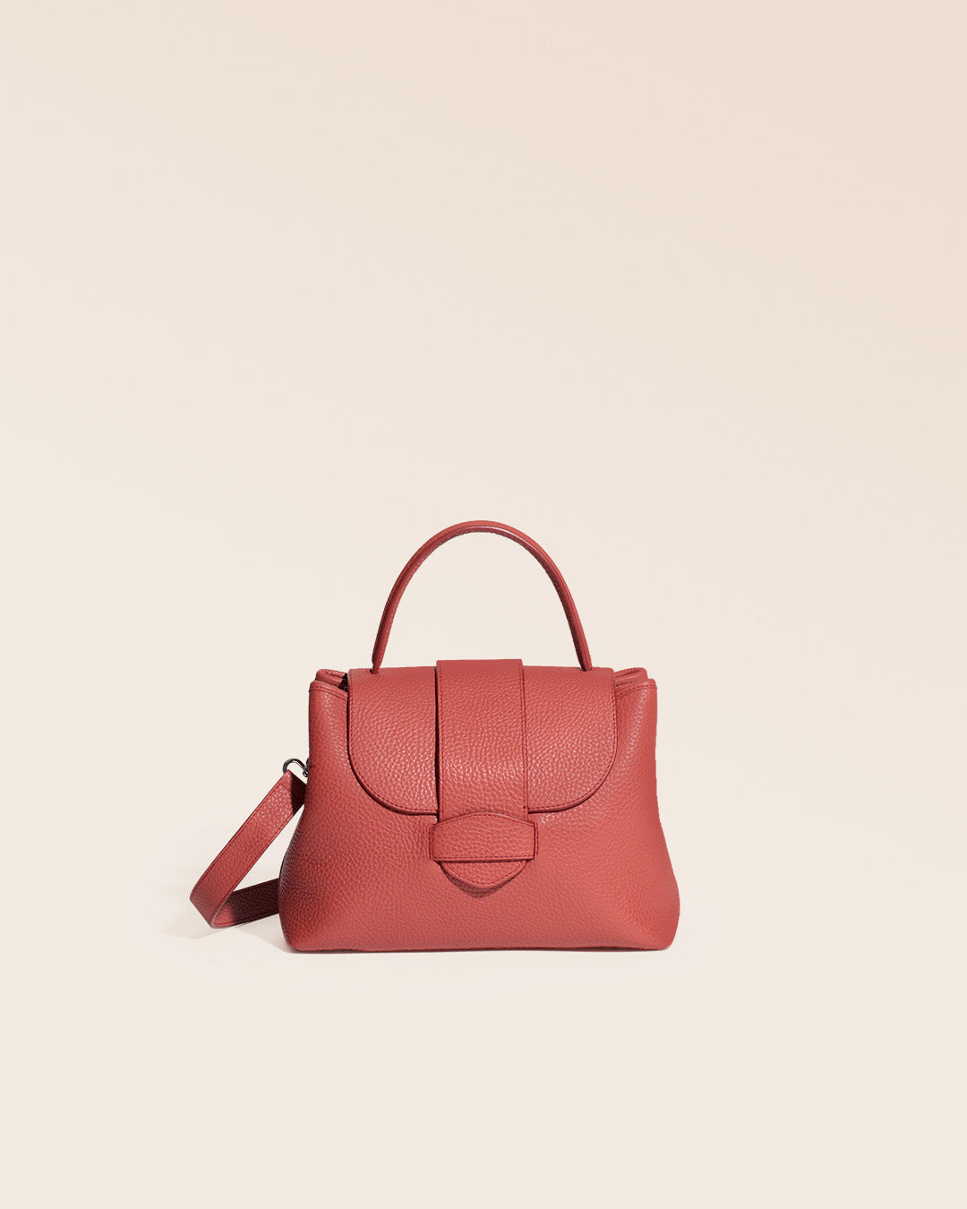 Notre sac Kimono en cuir façon vigogne terracotta vu de face en studio.