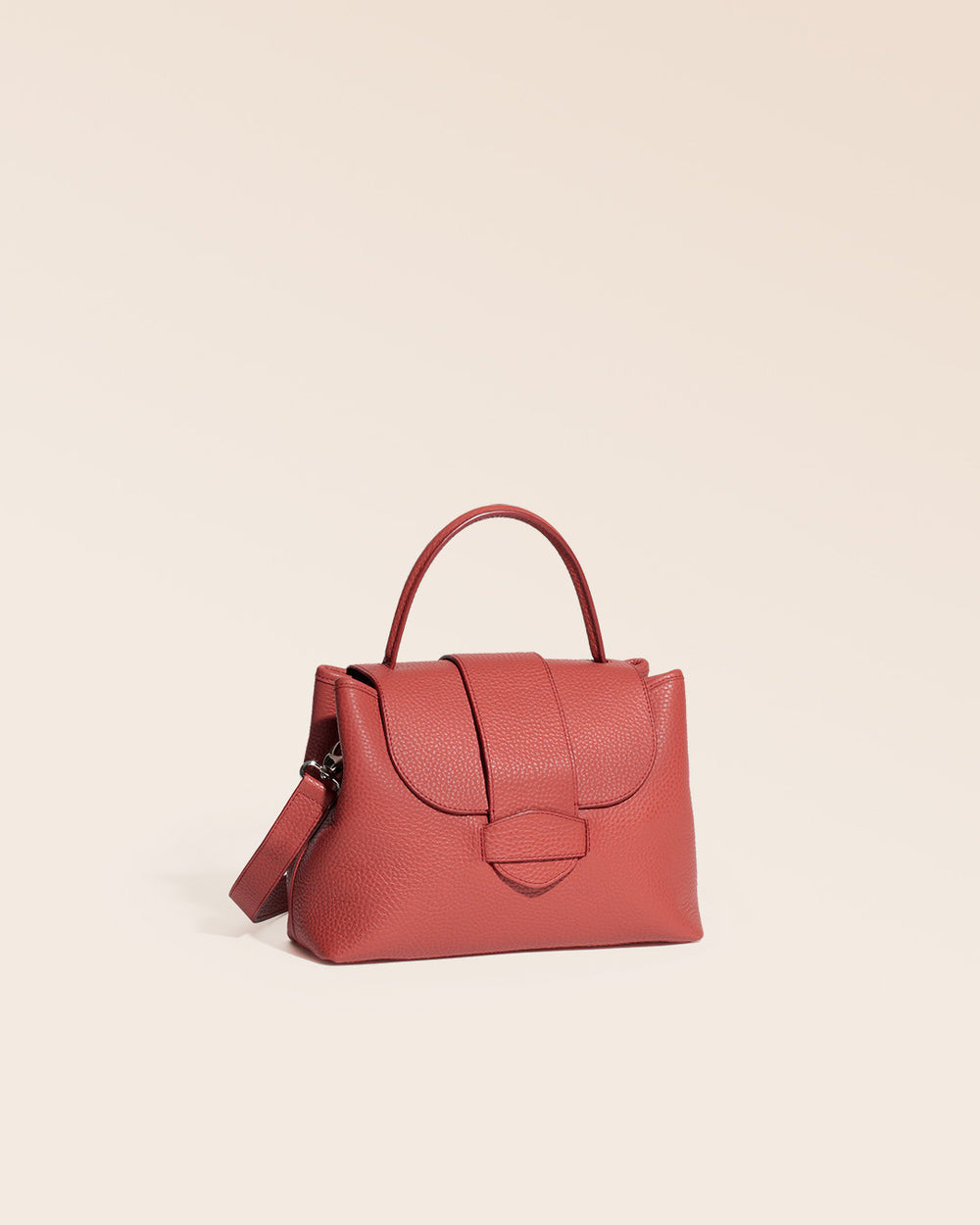 Notre sac Kimono en cuir façon vigogne terracotta vu de quart en studio.