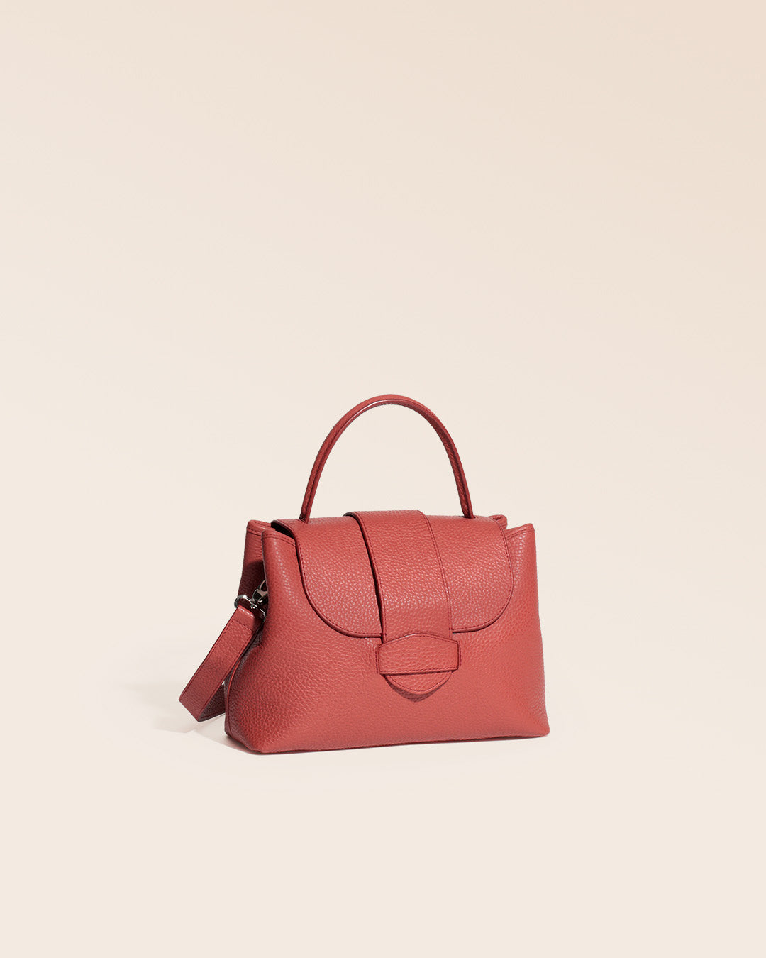 Notre sac Kimono en cuir façon vigogne terracotta vu de quart en studio.