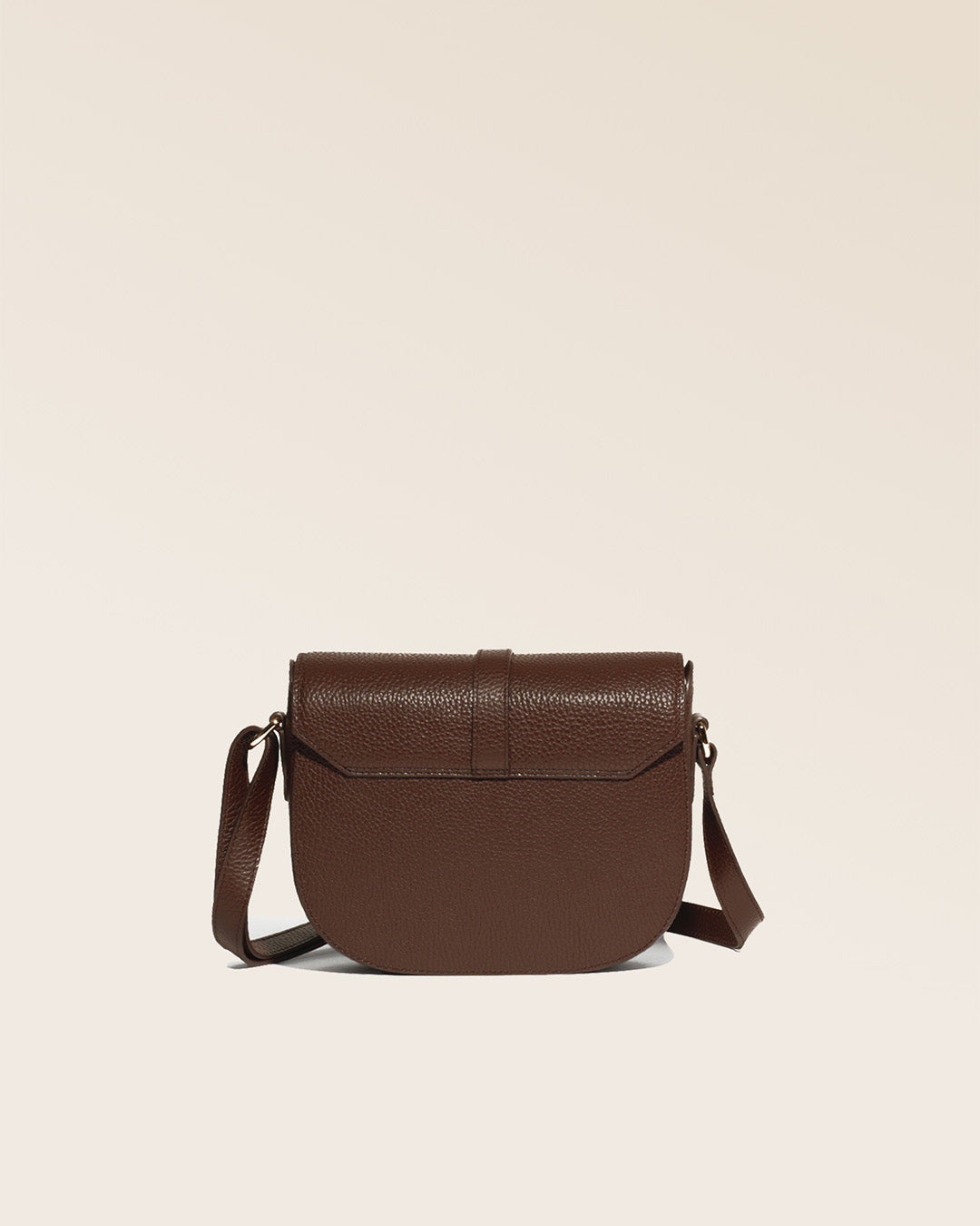Notre sac Licol Renouard en cuir façon vigogne chocolat, vu de dos en studio.