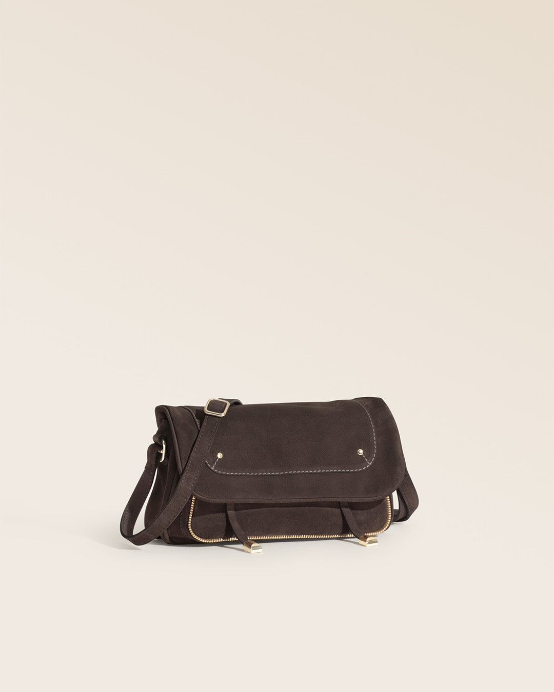Notre sac Lou Renouard en cuir veau velours espresso, vu de quart en studio.