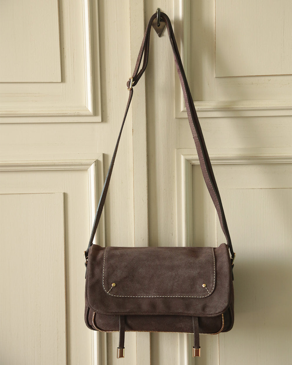 Notre sac Lou Renouard en cuir veau velours espresso, vu en ambiance.