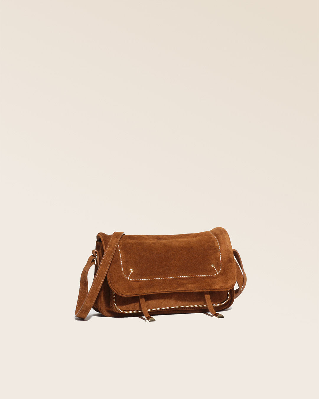 Notre sac Lou en cuir veau velours noisette vu de côté.