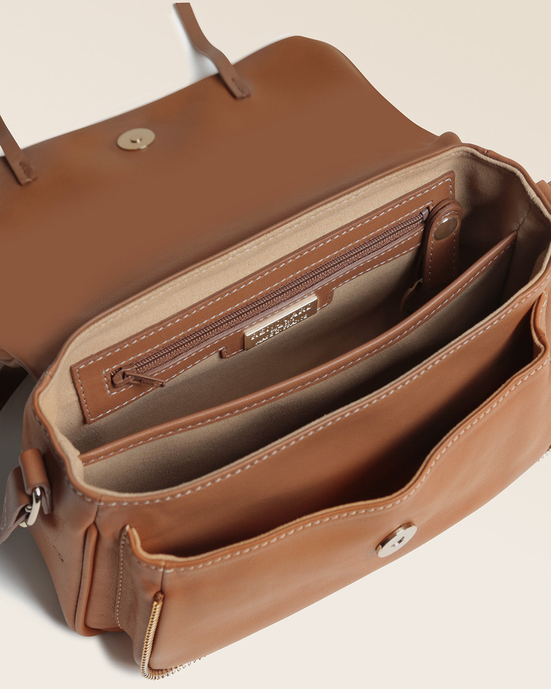 Notre sac Lou Renouard en cuir vintage camel, vu de l'intérieur en studio.