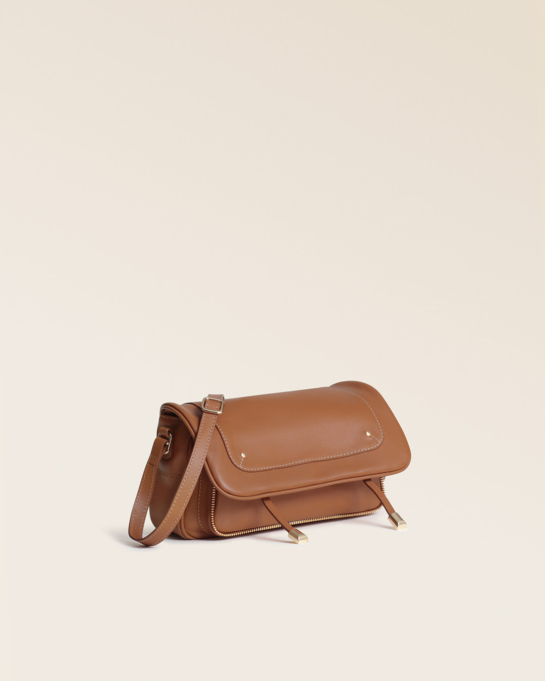 Notre sac Lou Renouard en cuir vintage camel, vu de quart en studio.