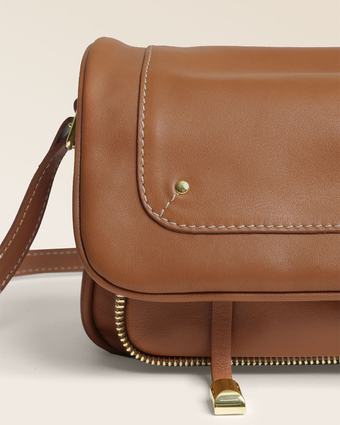 Notre sac Lou Renouard en cuir vintage camel, vu de près en studio.