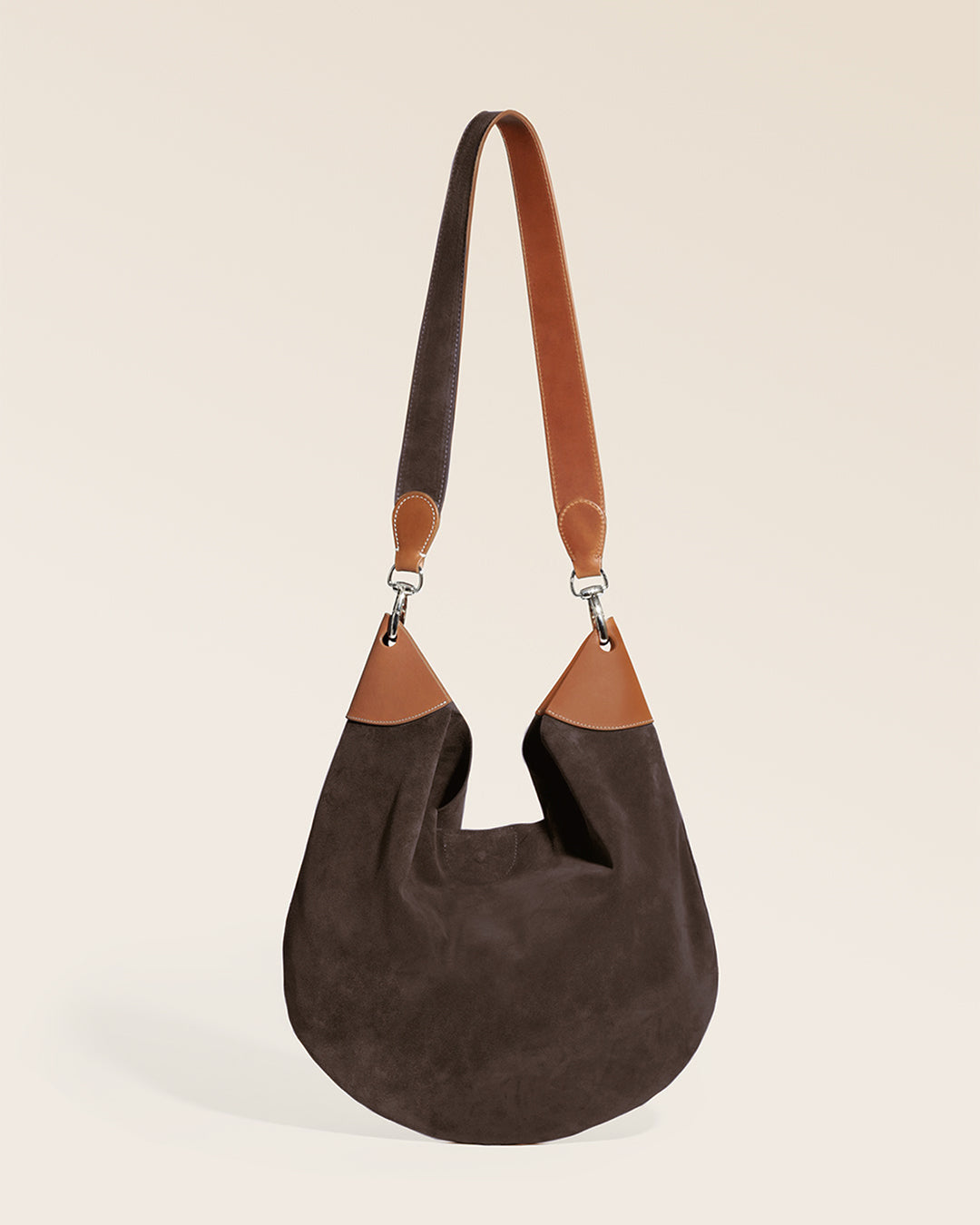Notre sac Marius Renouard en cuir veau velours espresso vu de dos en studio.