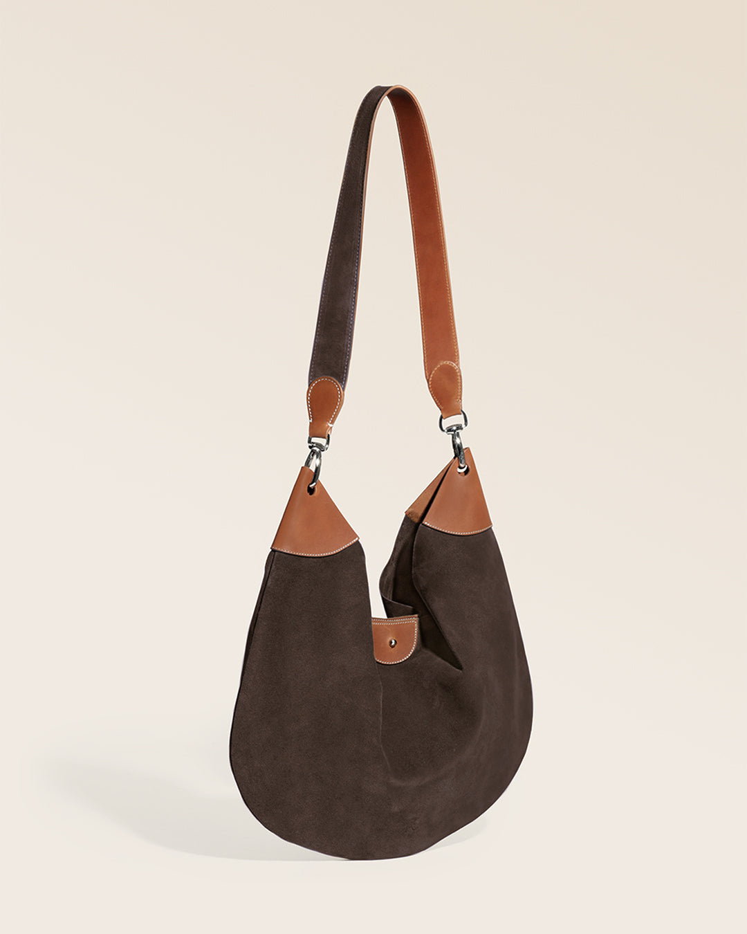 Notre sac Marius Renouard en cuir veau velours espresso vu de quart en studio.