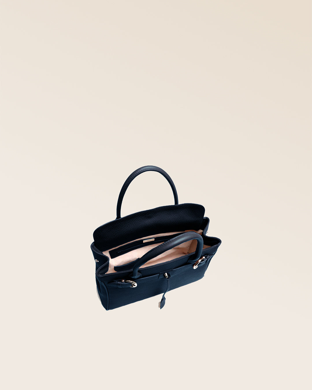 Notre sac Prestige Renouard, dans sa version Mini, en cuir façon vigogne marine, vu du dessus en studio.