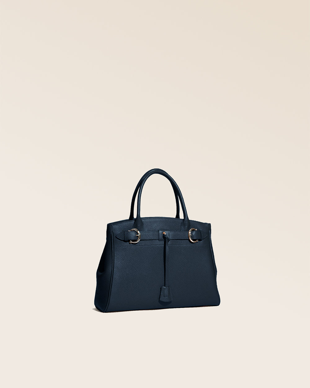 Notre sac Prestige Renouard, dans sa version Mini, en cuir façon vigogne marine, vu de quart en studio.