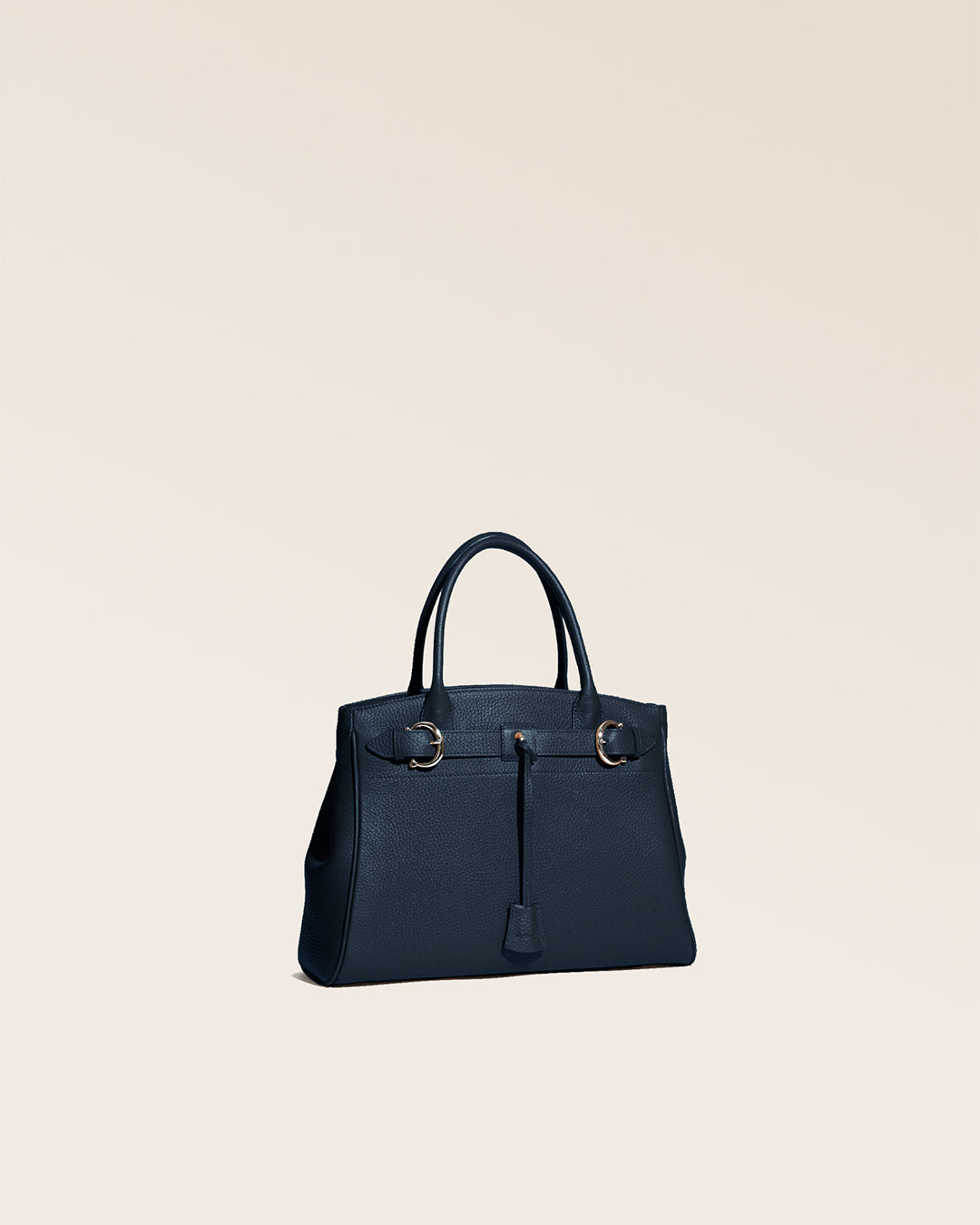 Notre sac Prestige Renouard, dans sa version Mini, en cuir façon vigogne marine, vu de quart en studio.