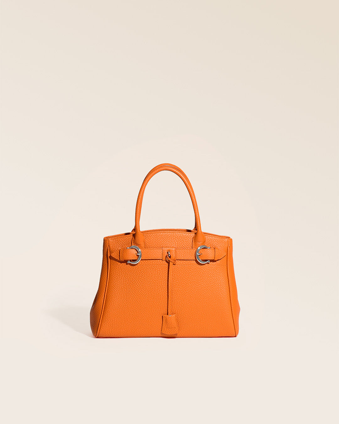Notre sac Prestige Renouard, dans sa version Mini, en cuir façon vigogne orange , vu de face en studio.