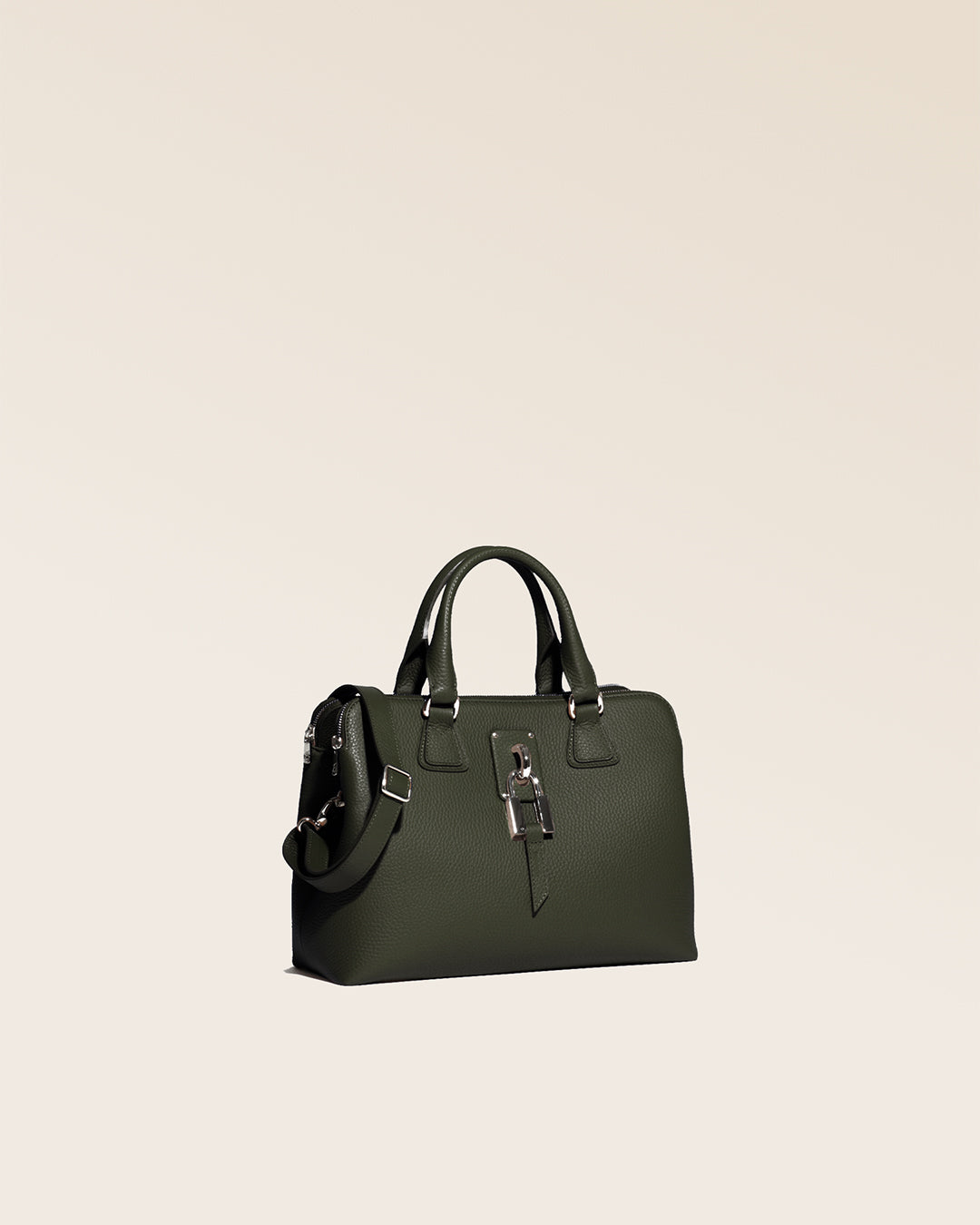 Notre sac New-York Renouard, dans sa version Mini, en cuir façon vigogne kaki, vu de quart en studio.