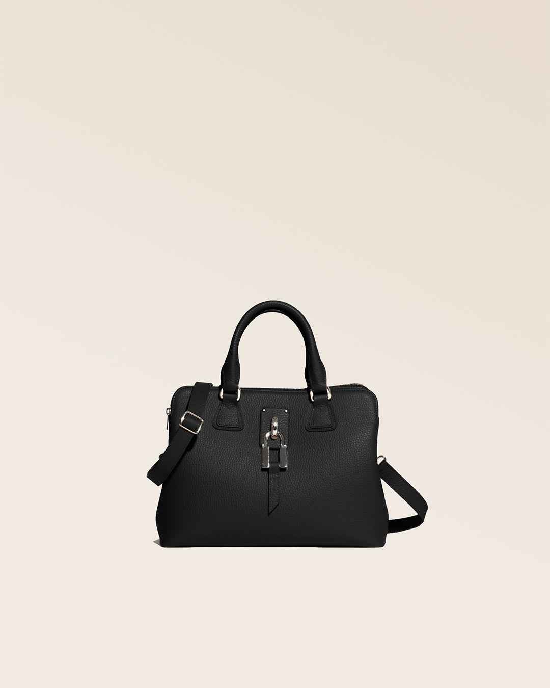 Notre sac New-York Renouard, dans sa version Mini, en cuir façon vigogne noir, vu de face en studio.