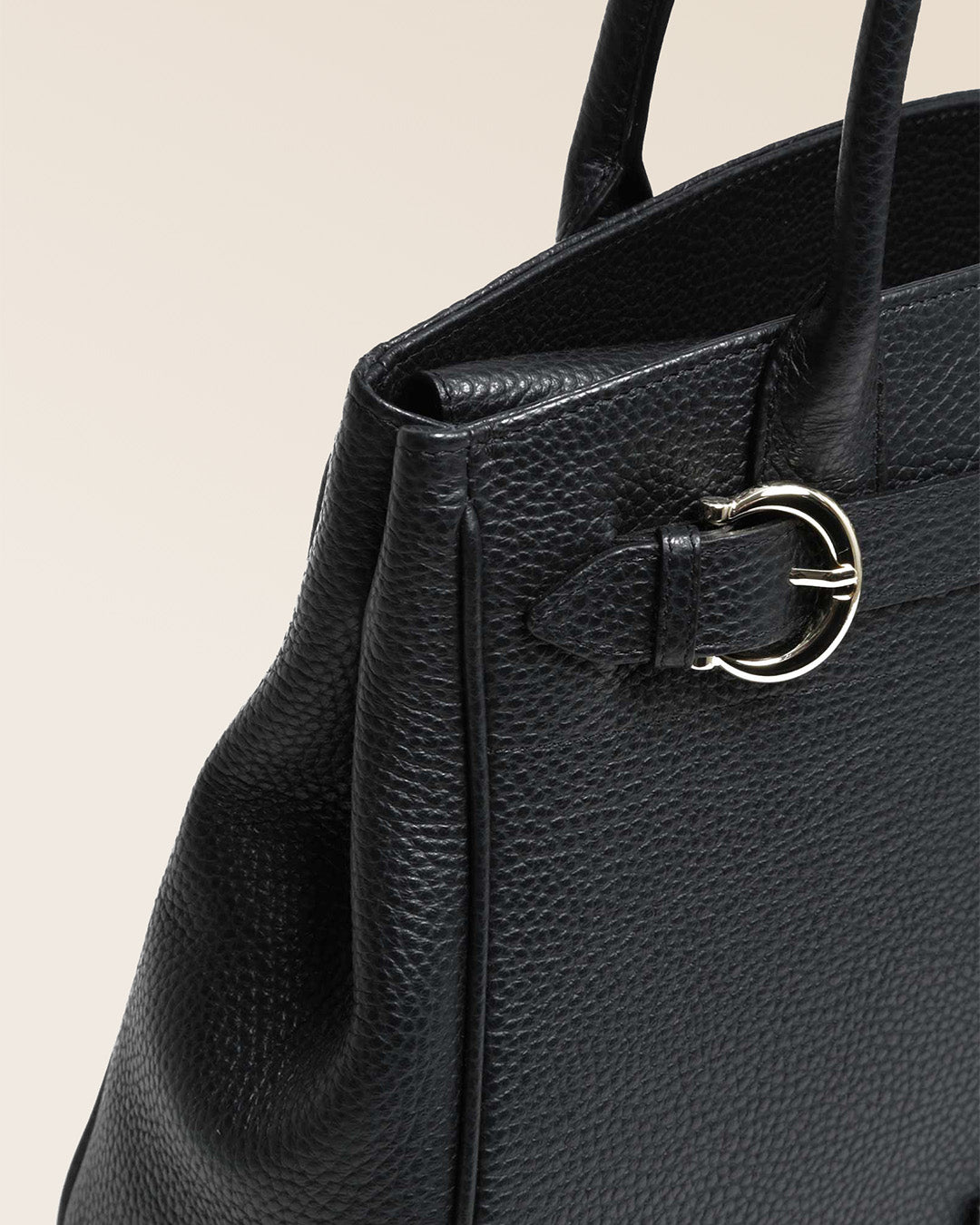Notre sac Prestige petit modèle en cuir façon vigogne noir vu en détail en studio.