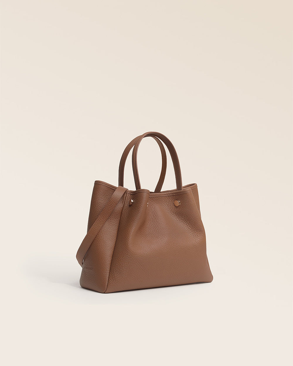 Notre sac Saturne Renouard en cuir façon vigogne fauve vu de quart en studio.