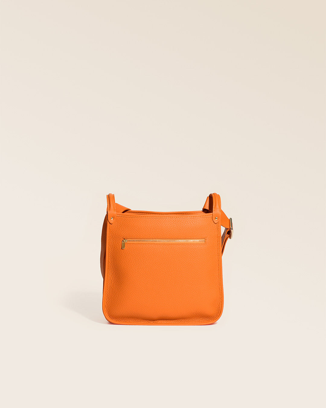 Notre sac Stan en cuir façon vigogne orange vu de dos en studio.