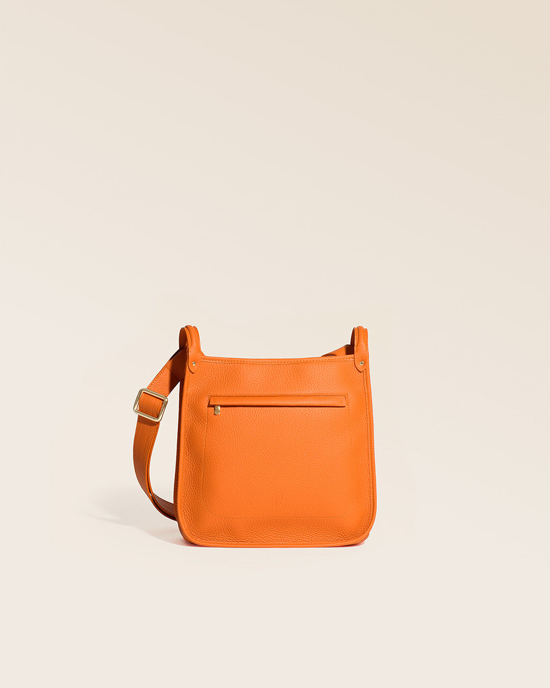 Notre sac Stan en cuir façon vigogne orange vu de face en studio.
