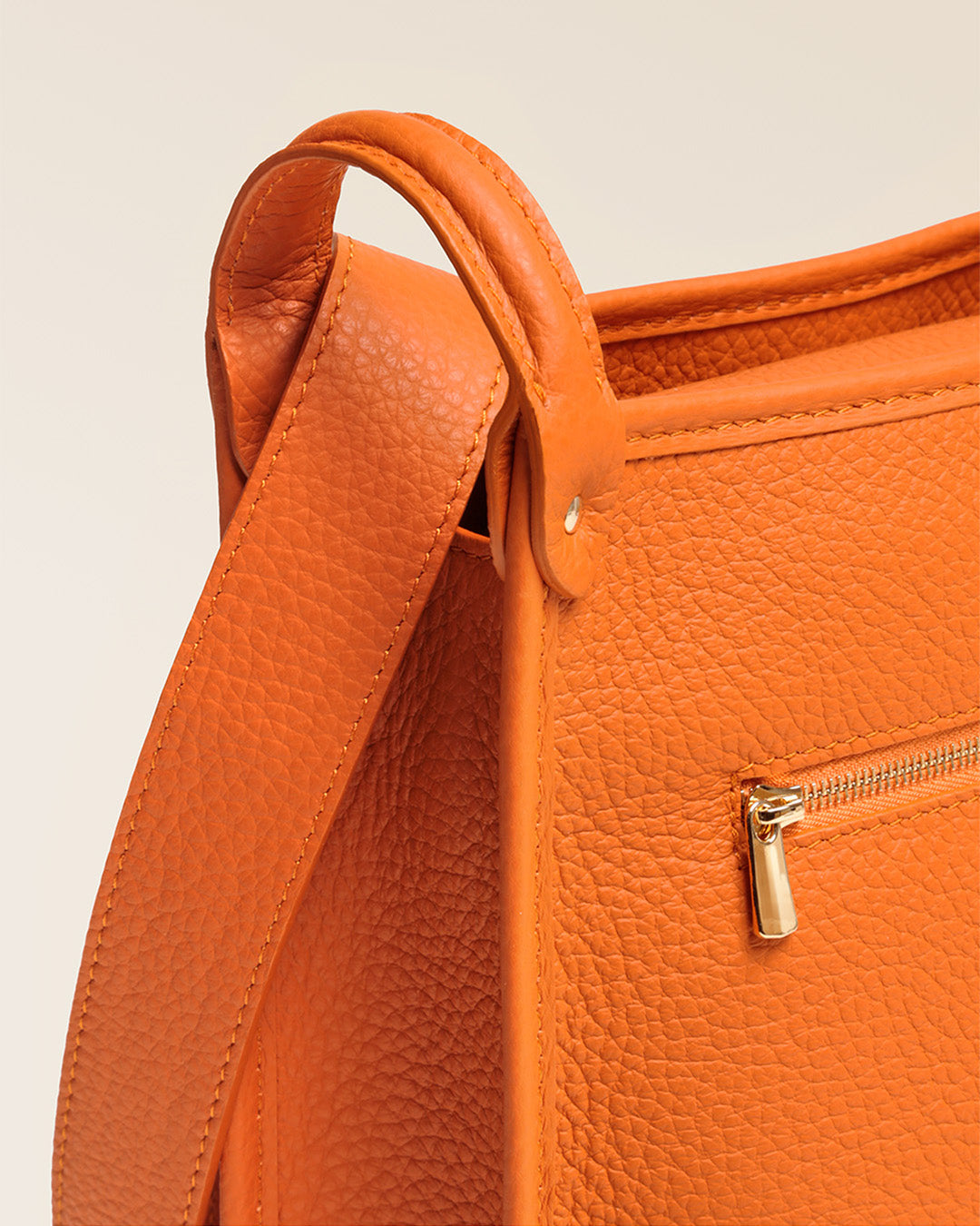 Notre sac Stan en cuir façon vigogne orange vu de près en studio.
