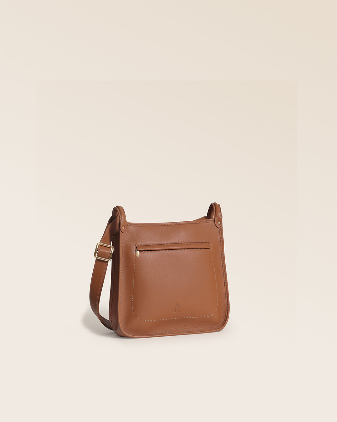 Notre sac Stan Renouard en cuir vintage camel vu de quart en studio.