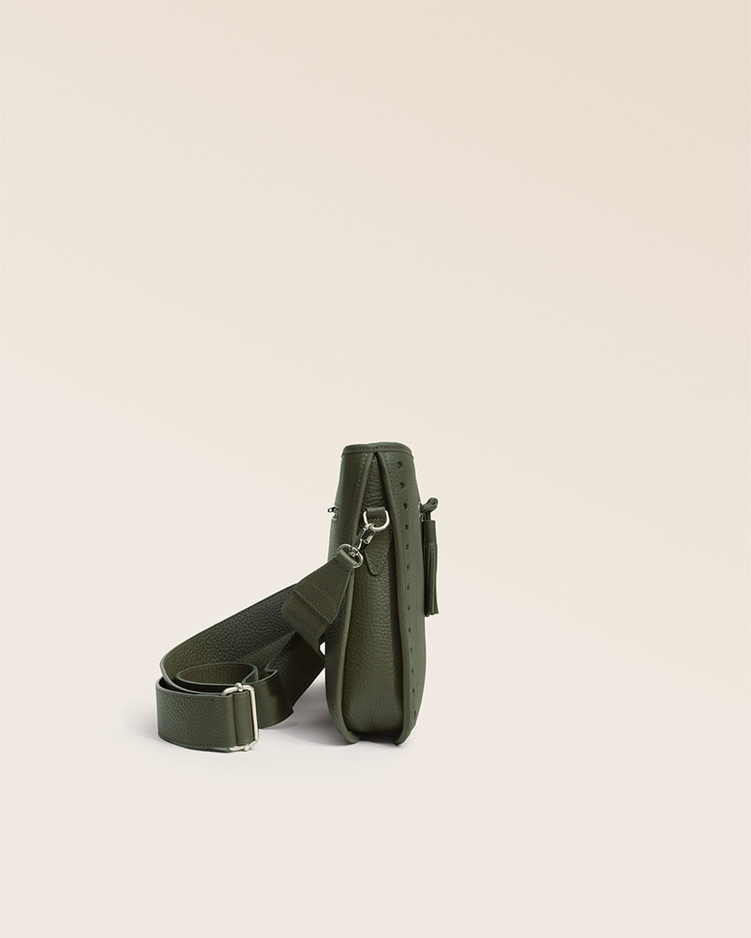 Notre sac Tilbury Renouard en cuir façon vigogne kaki, vu de côté en studio.